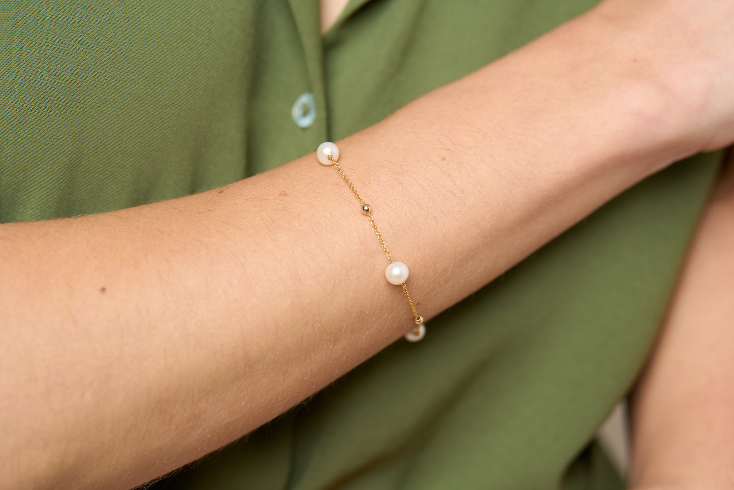 Credo fine chain bracelet with cultured freshwater pearls & gold beads