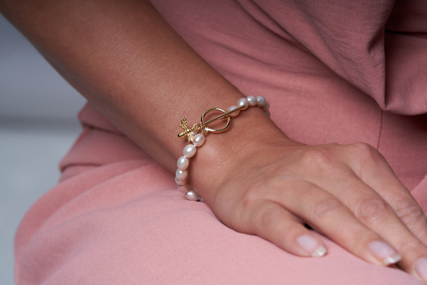Vita cultured Freshwater Pearl Bracelet With Gold Bumble Bee