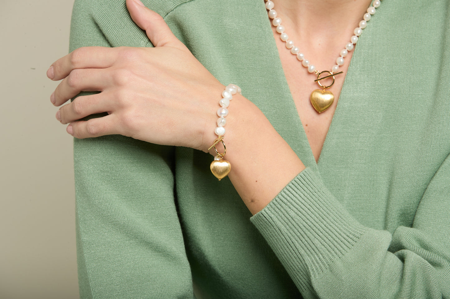 Amare white cultured freshwater pearl bracelet with gold brush heart pendant