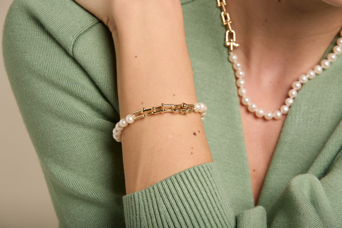 Gratia cultured freshwater pearl bracelet with chunky gold fill chain feature