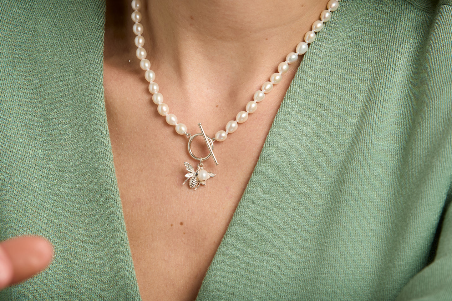 Vita cultured Freshwater Pearl Necklace With Silver Bumble Bee