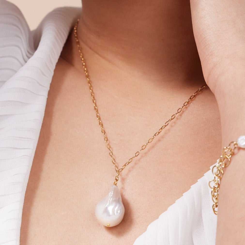Stunning Big Pearl Necklace –