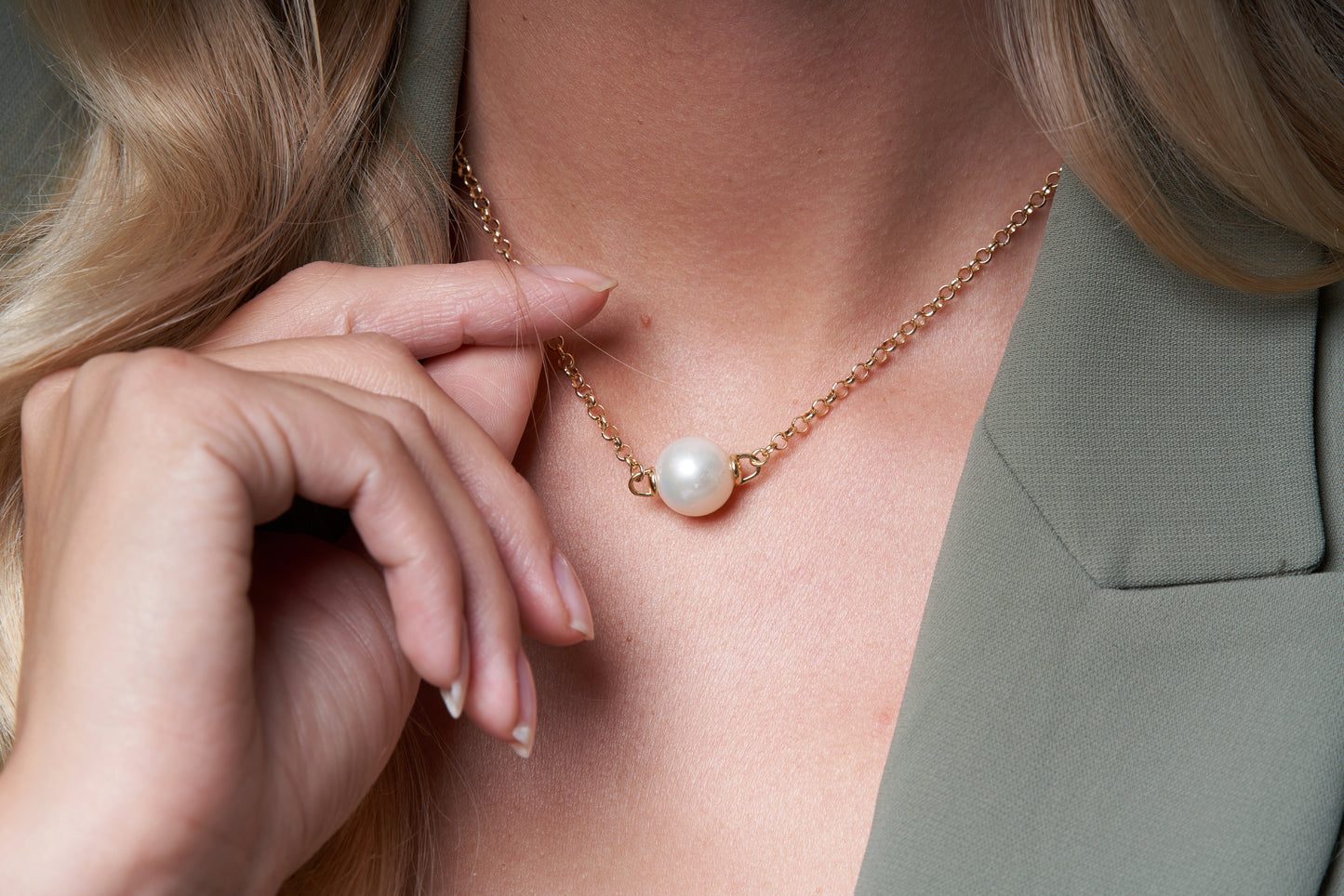 Credo large cultured freshwater pearl pendant on gold cable chain