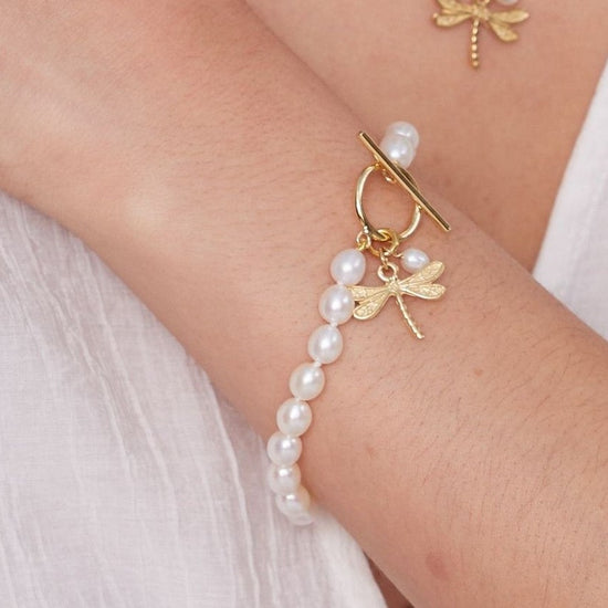 Vita cultured Freshwater Pearl Bracelet With Gold Dragonfly
