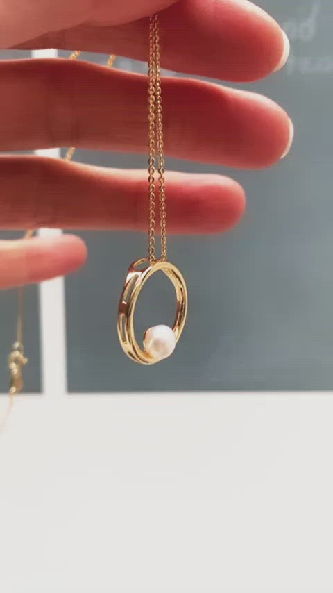Load and play video in Gallery viewer, Credo gold circle pendant with cultured freshwater pearl
