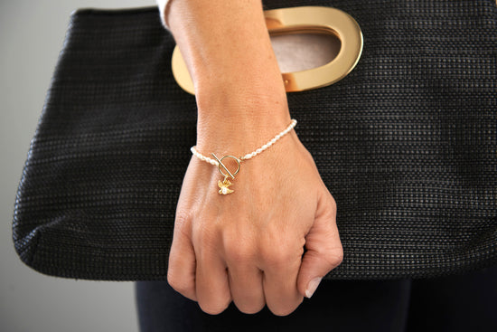 Load image into Gallery viewer, Vita cultured freshwater oval pearl bracelet with a gold-plated swallow charm
