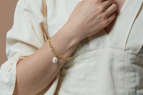Load image into Gallery viewer, Decus baroque cultured freshwater pearl drop on chunky gold chain bracelet
