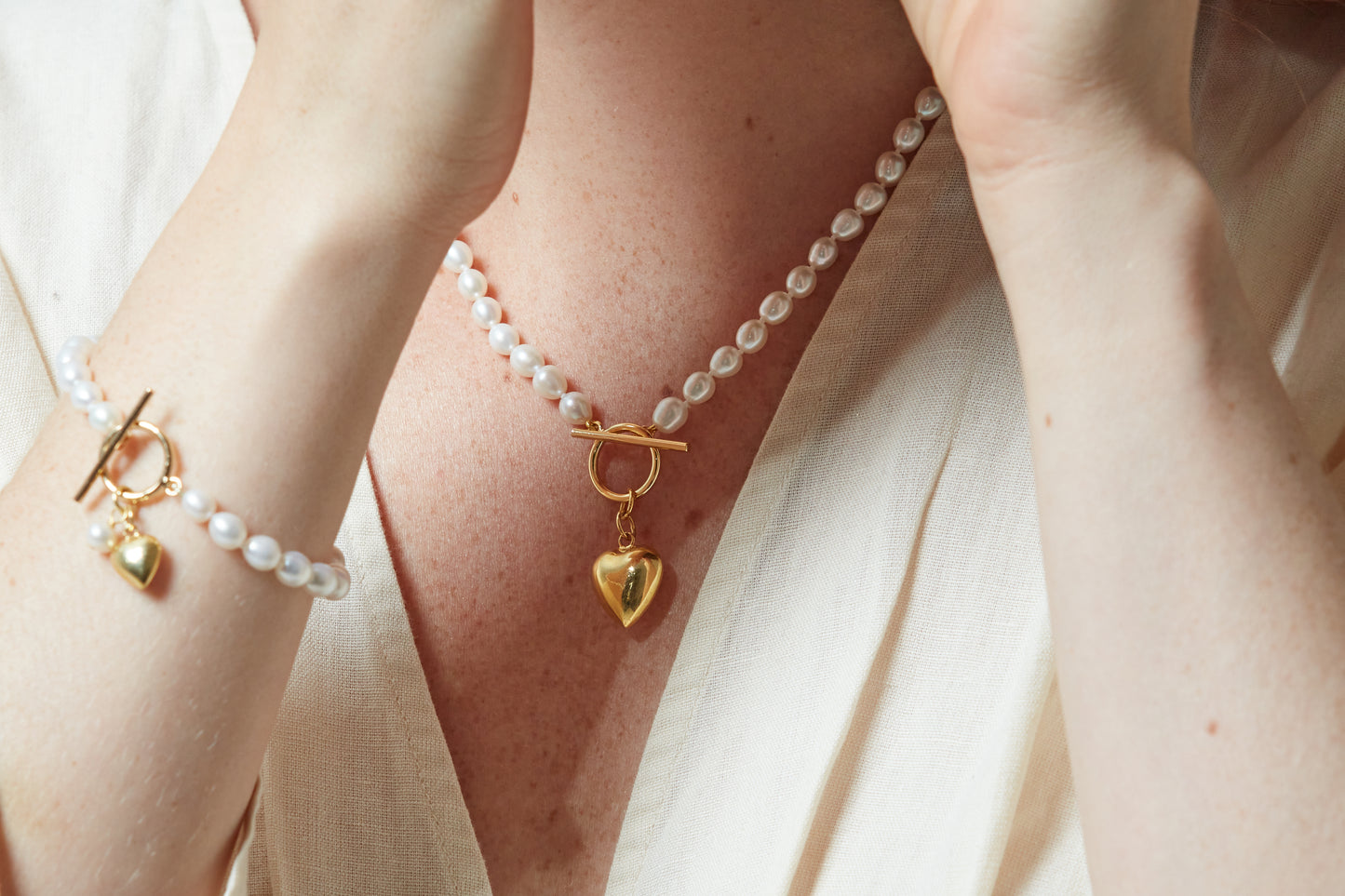 Load image into Gallery viewer, Amare oval cultured freshwater pearl bracelet with gold vermeil heart
