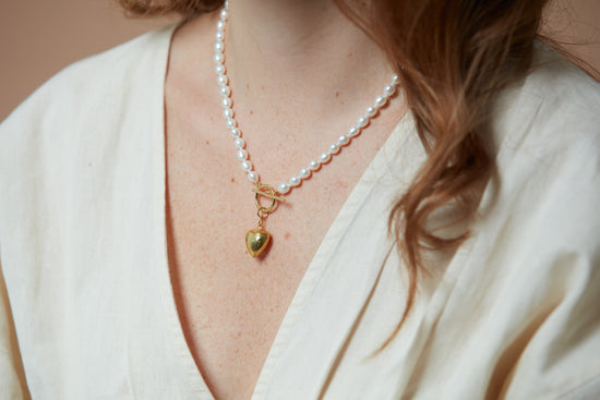 Load image into Gallery viewer, Amare oval cultured freshwater pearl necklace with gold vermeil heart
