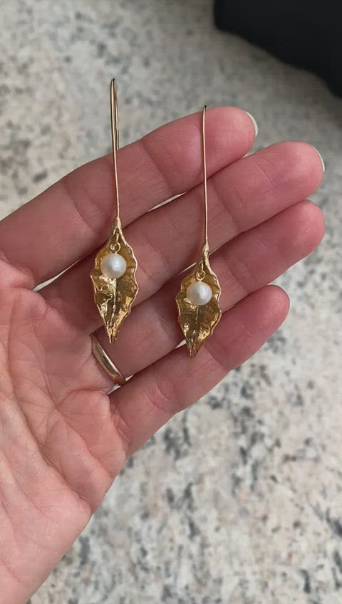 Load and play video in Gallery viewer, Vita long gold leaf earrings with cultured freshwater pearls
